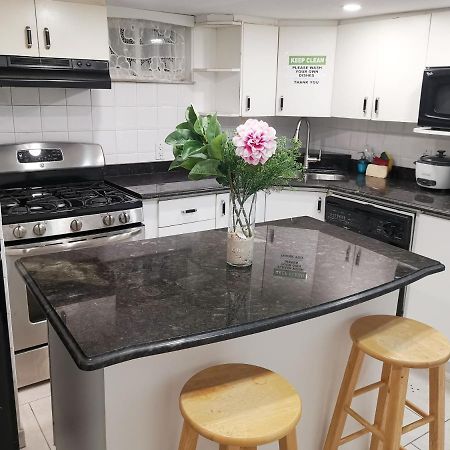 Tidy Private Rooms With Full Kitchen Toronto Bagian luar foto