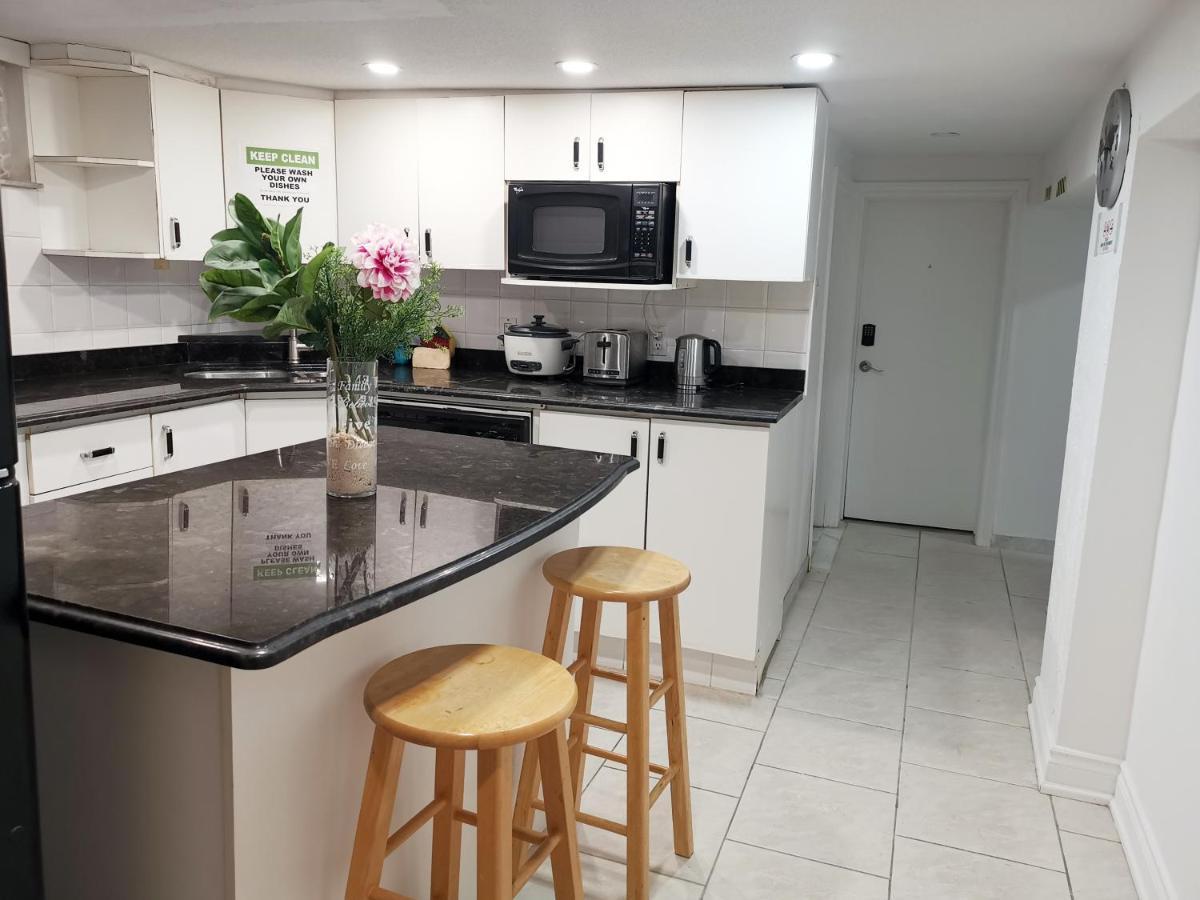 Tidy Private Rooms With Full Kitchen Toronto Bagian luar foto