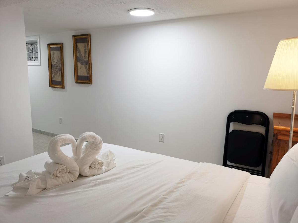 Tidy Private Rooms With Full Kitchen Toronto Bagian luar foto