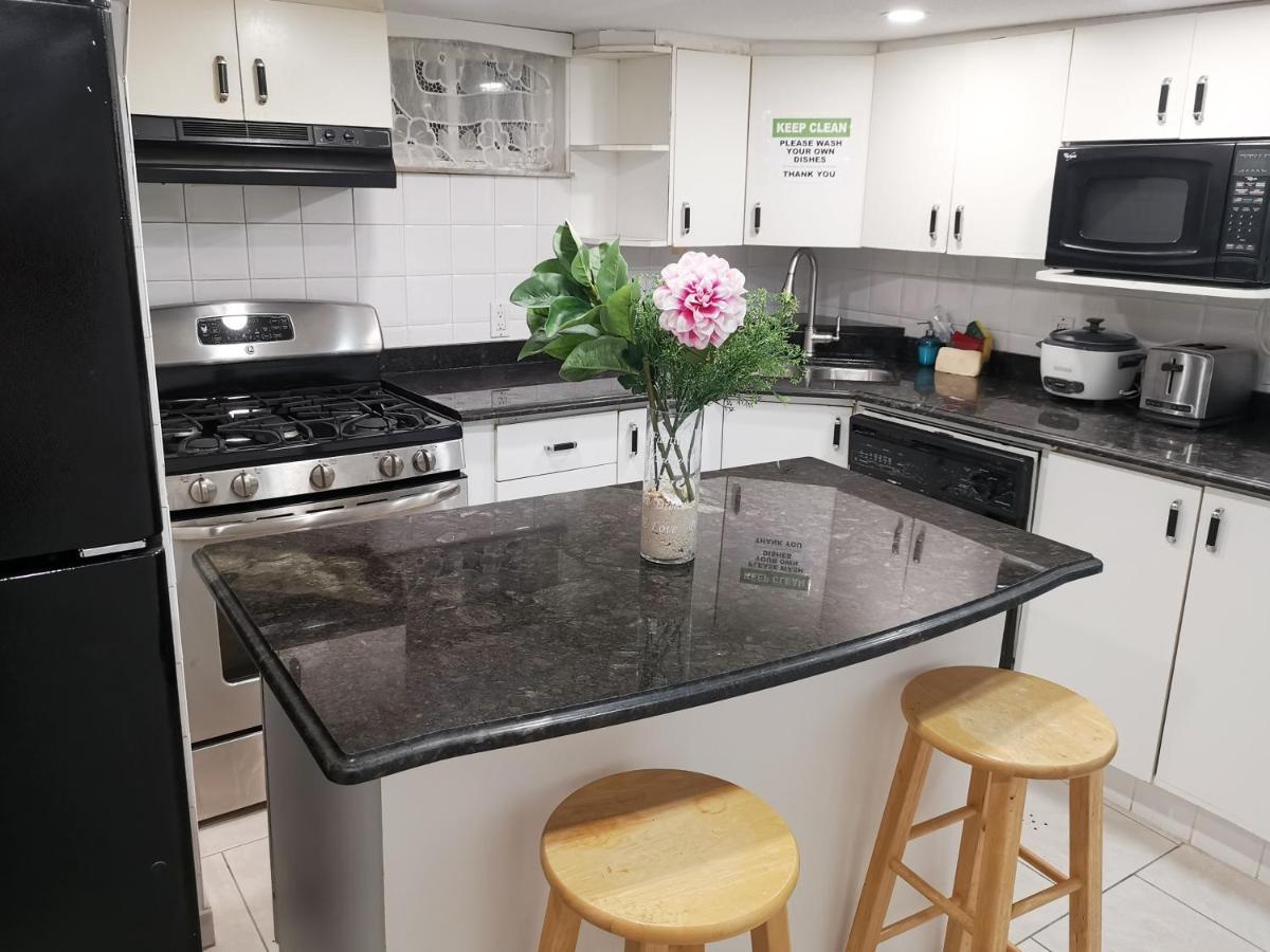 Tidy Private Rooms With Full Kitchen Toronto Bagian luar foto